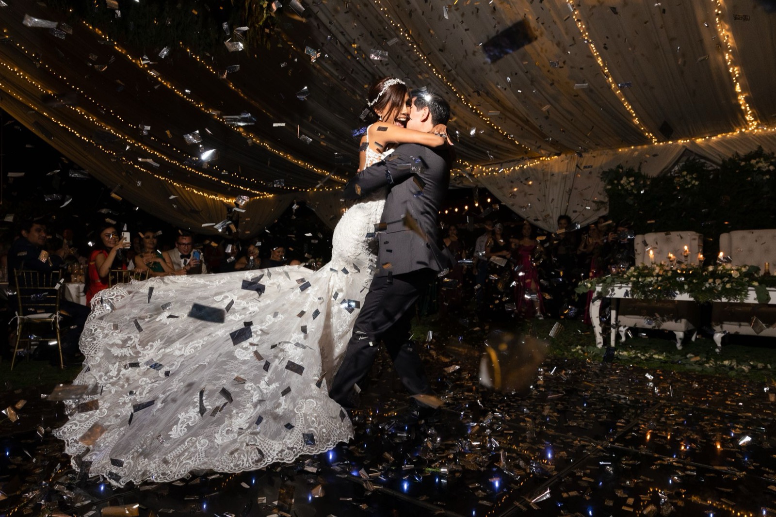 Primer baile de los novios bajo una lluvia de confeti