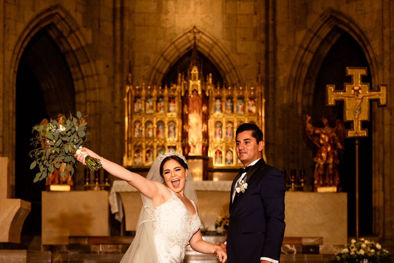 La novia grita de alegría junto al novio frente al altar