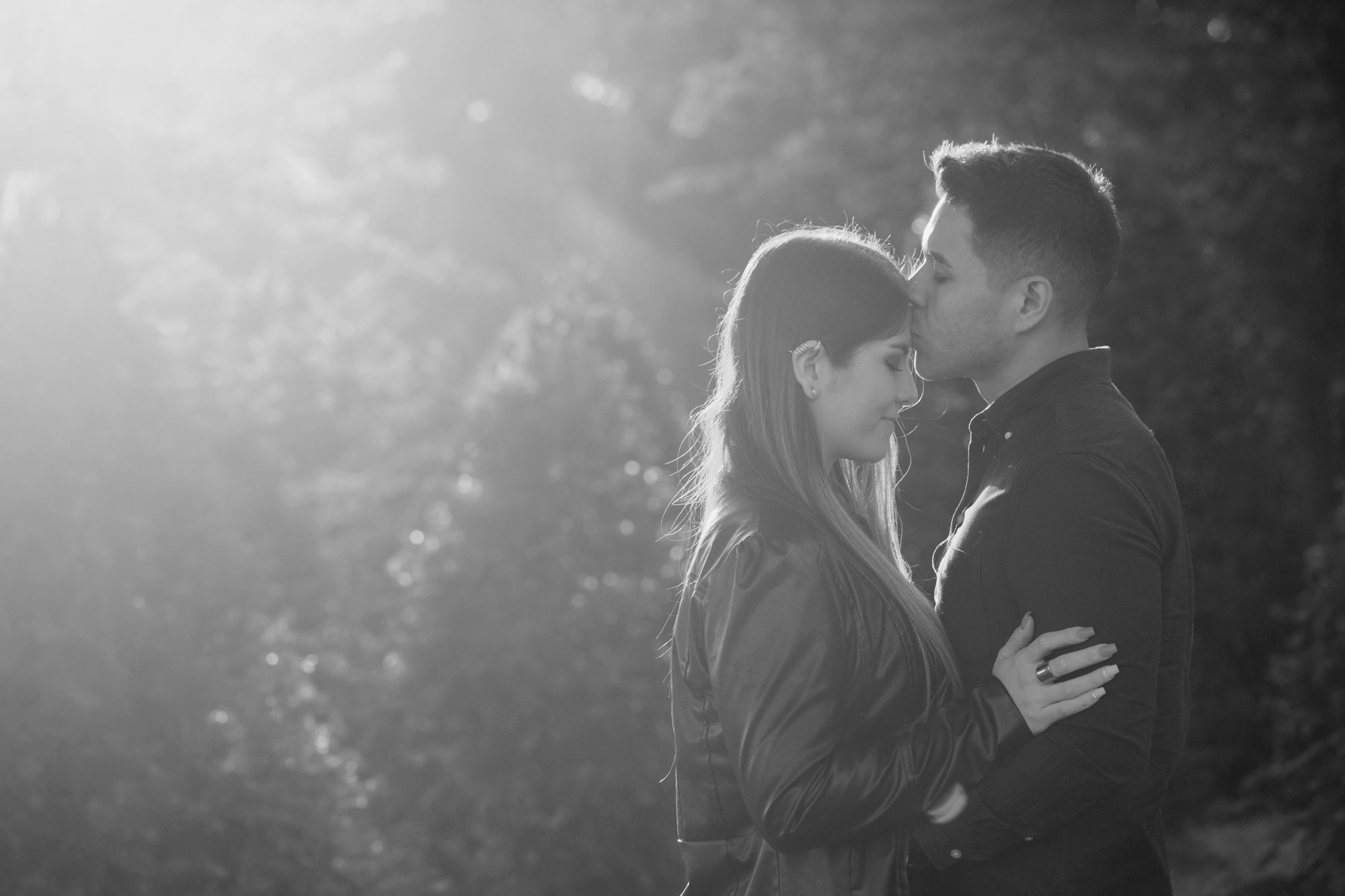 Beso de los novios a contraluz, en blanco y negro