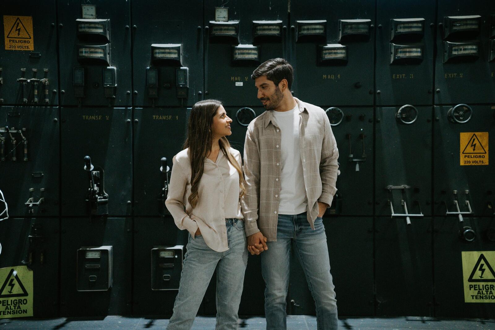 La pareja frente a unos tableros eléctricos antiguos