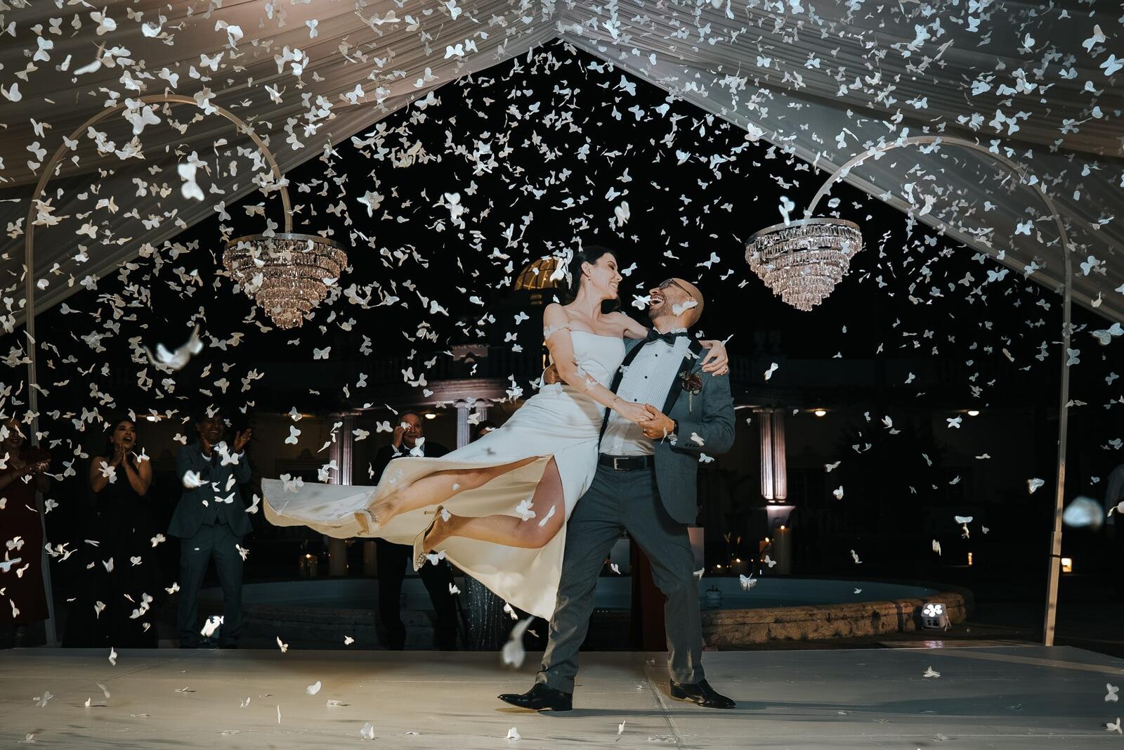 Los novios bailan bajo una lluvia de confeti y candiles en la pista