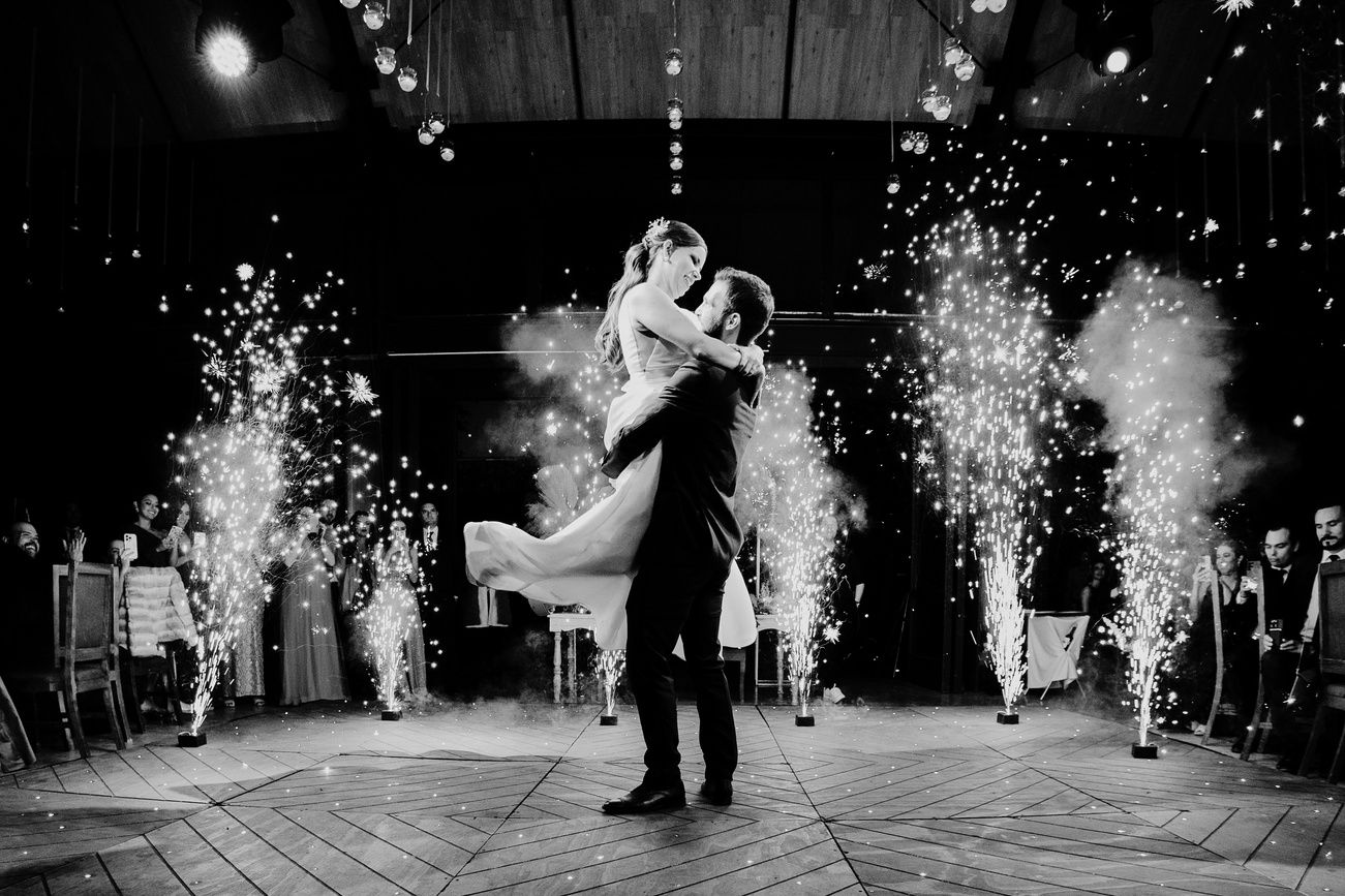 Los novios bailan entre chispas de pirotecnia fría