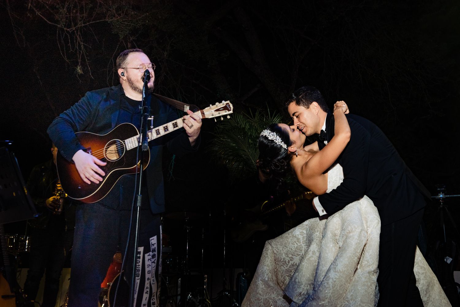 Un cantante le canta a los novios durante su baile